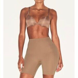 Skims Body Hip Enhancing Short Clay